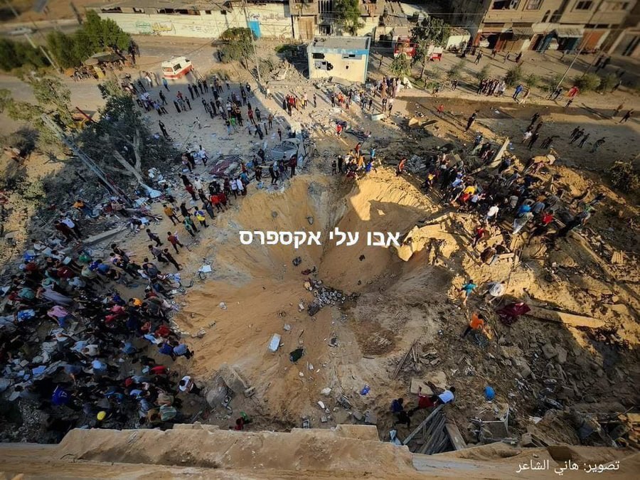 گودال عجیب ناشی از انفجار یک بمب قوی در غزه