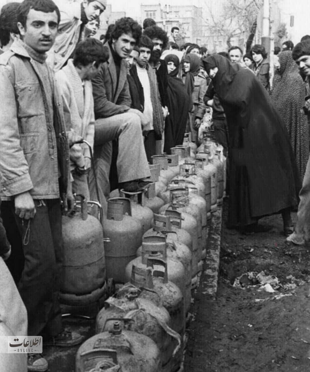 عکس عجیب صف گاز در تهران در دهه ۶۰