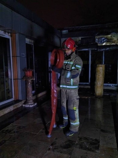 آتش گرفتن ۸ غرفه تولید و فروش محصولات صنایعدستی در شهرری + تصاویر آتش گرفتن ۸ غرفه تولید و فروش محصولات صنایعدستی در شهرری + تصاویر