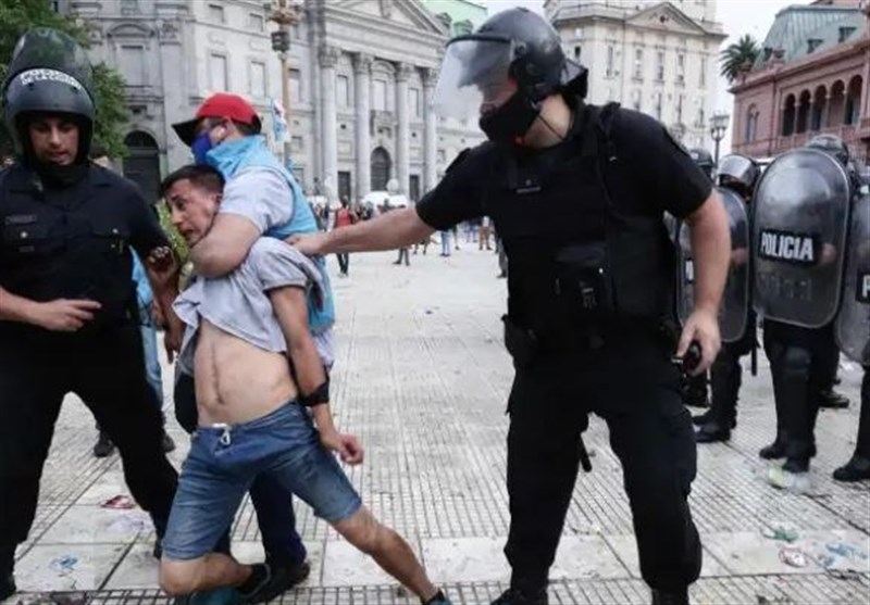 درگیری طرفداران مارادونا با پلیس در حاشیه تشییع پیکر اسطوره فوتبال آرژانتین + عکس