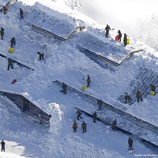 مدفون شدن مدرسه ژاپنی زیر برف + عکس