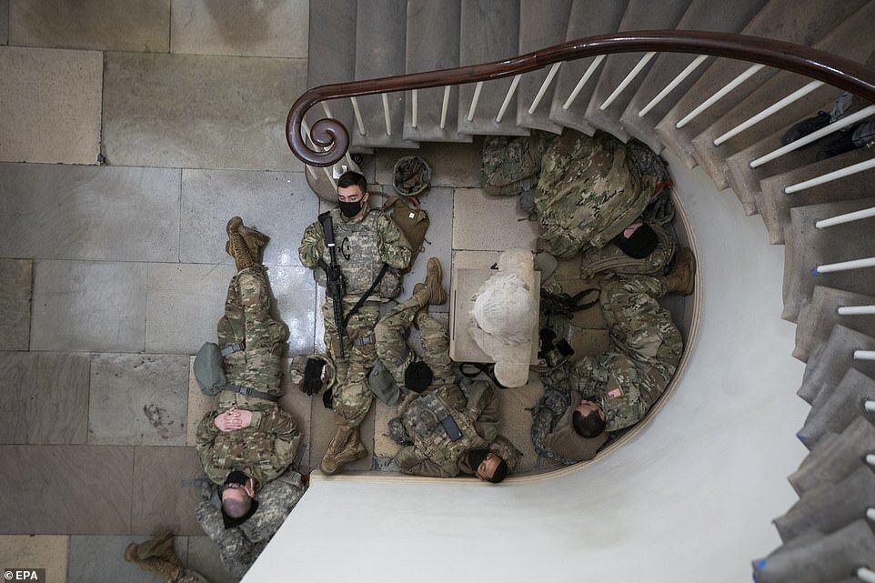 تصویری باورنکردنی از کنگره؛ خوابیدن نیرو‌های گارد ملی بر کف زمین