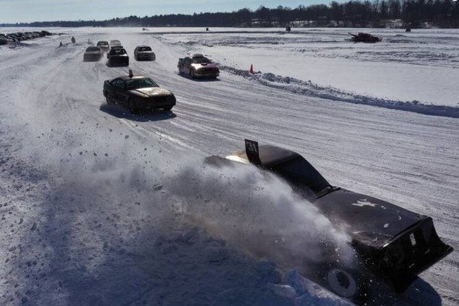مسابقه اتومبیلرانی روی دریاچه یخزده+عکس