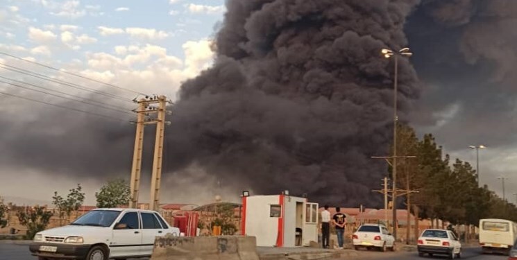 آتش‌سوزی مهیب در کارخانه الکل قم / دو ‌آتش‌نشان به شدت دچار مصدومیت شدند+ فیلم و تصاویر