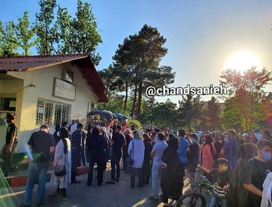 تجمع همسایگان منزل مرحوم بابک خرمدین+ عکس