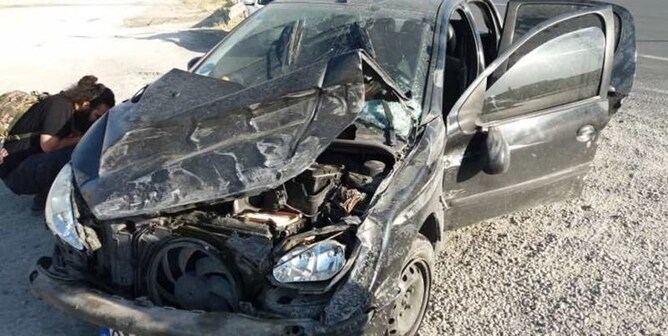 تصادف شدید پژو ۲۰۶ با گاردریل‌ها در بزرگراه همت/ پلیس راننده را نجات داد+ عکس