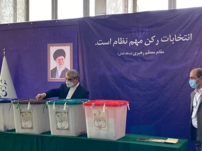 ماراتُن انتخاب هشتمین رئیس جمهور ایران آغاز شد/ رهبر انقلاب رأی خود را به صندق انداختند/ صف‌های طولانی در دقایق ابتدایی رأی‌گیری + تصاویر، فیلم و حاشیه‌ها