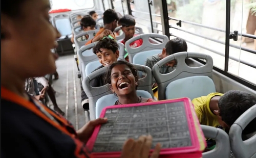 دیدنی های روز؛ از مدارس اتوبوسی هند تا پیشروی های طالبان در افغانستان