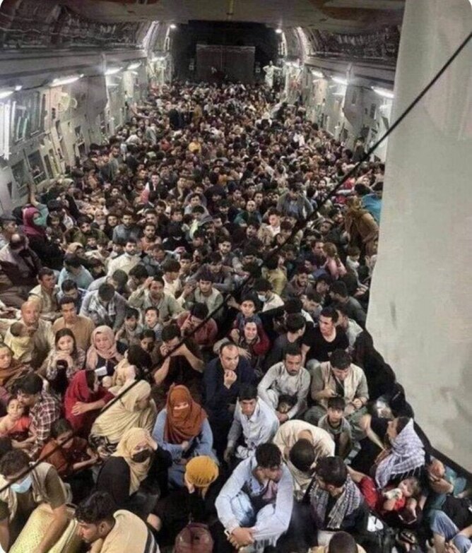 تصویری عجیب از داخل هواپیمای آمریکایی پس از خروج از افغانستان
