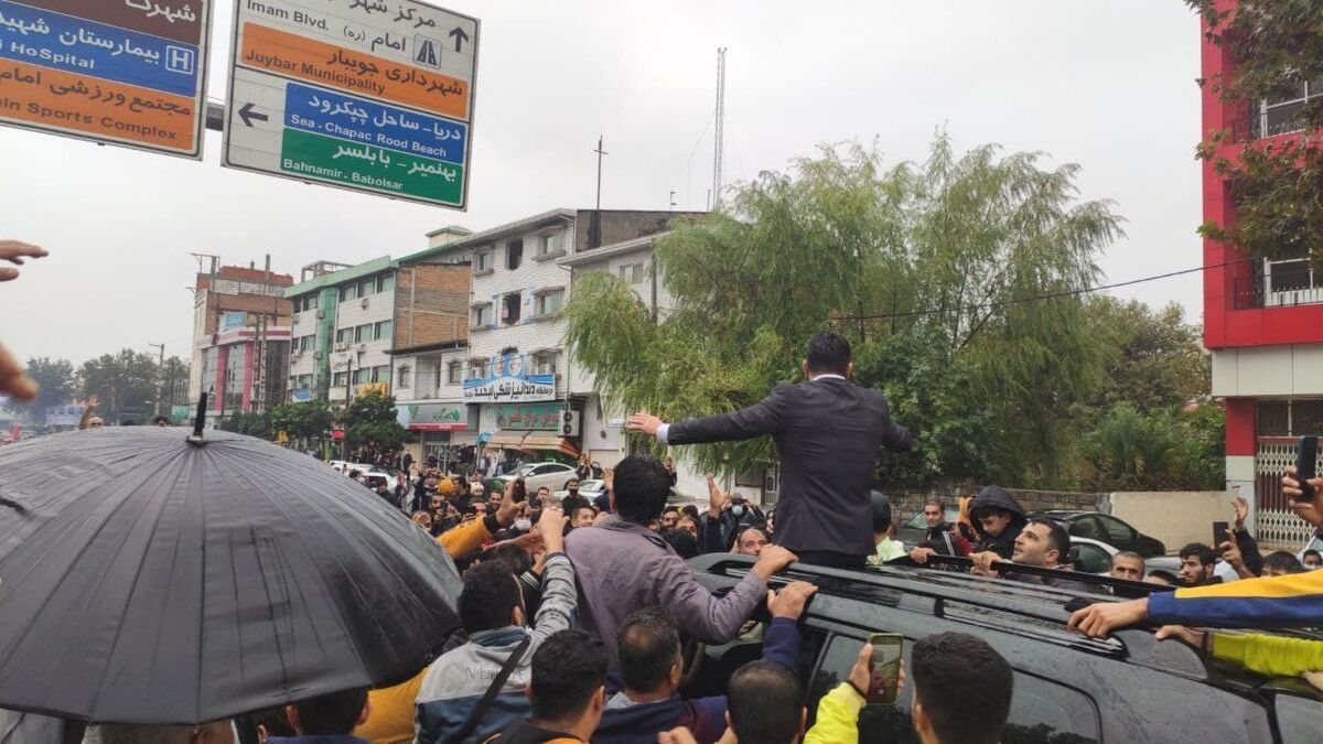 تصاویر استقبال بی‌نظیر از حسن یزدانی در زیر مه و باران
