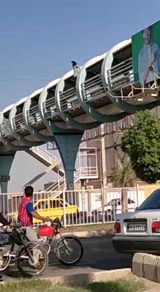 ماجرای سقوط یک دختر از پل عابر پیاده در خرمشهر +عکس