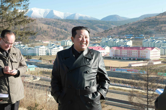 رهبر کره شمالی پس از ۳۵ روز در انظار عموم ظاهر شد + عکس