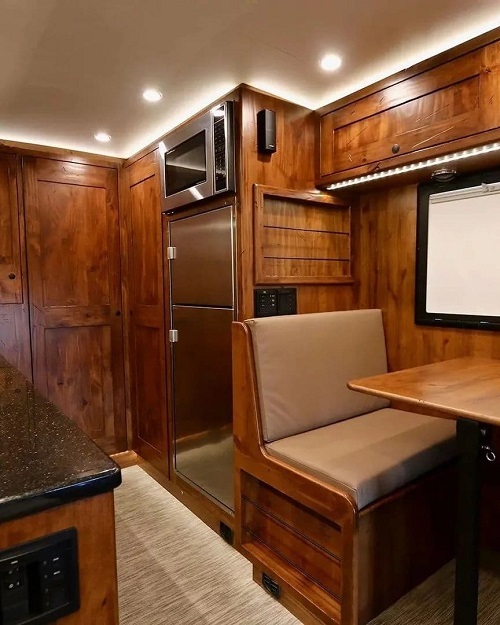 بازیگر مشهور بعد از طلاق در ماشین ۷۵۰ هزار دلاری می‌خوابد! + تصاویر