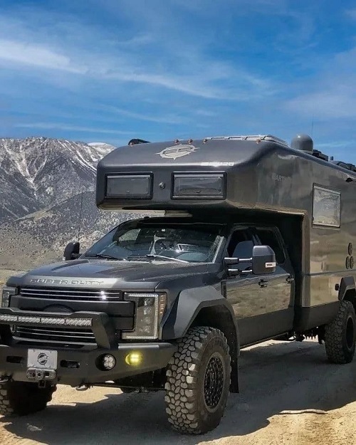 بازیگر مشهور بعد از طلاق در ماشین ۷۵۰ هزار دلاری می‌خوابد! + تصاویر