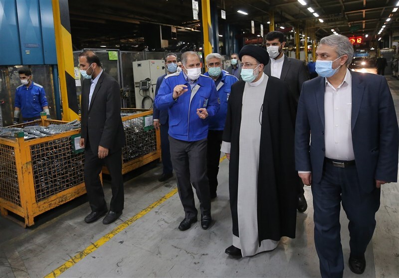 رئیسی سرزده به انبار ایران خودرو رفت/ دستورهای مهم رئیس جمهور برای ترخیص خودروها