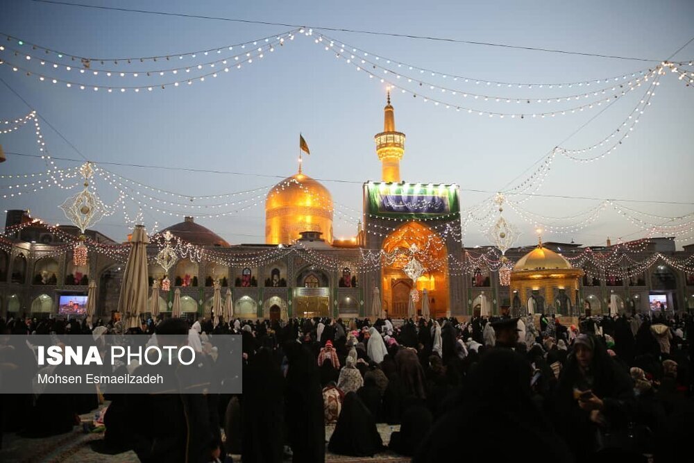 تحویل سال در جوار امام رئوف | حال و هوای حرم امام رضا(ع) در آستانه ۱۴۰۱