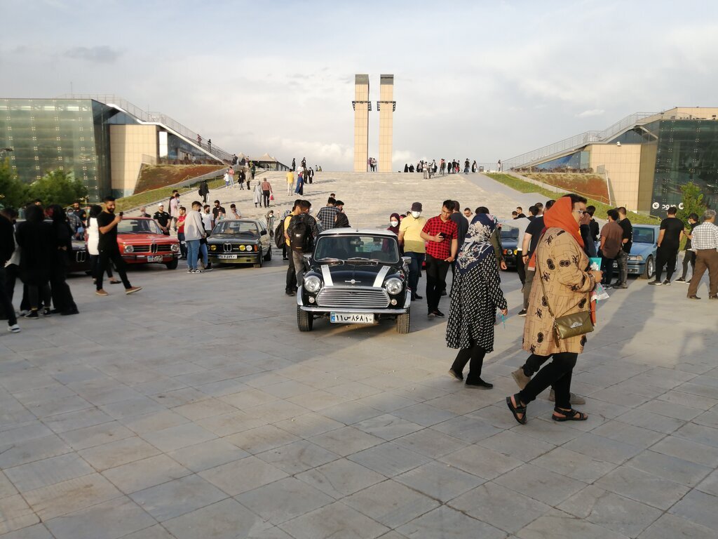 گردهمایی خودروهای کلاسیک در گذر فرهنگ | عکس‌ یادگاری شهروندان با ماشین‌های لوکس و قدیمی +تصاویر