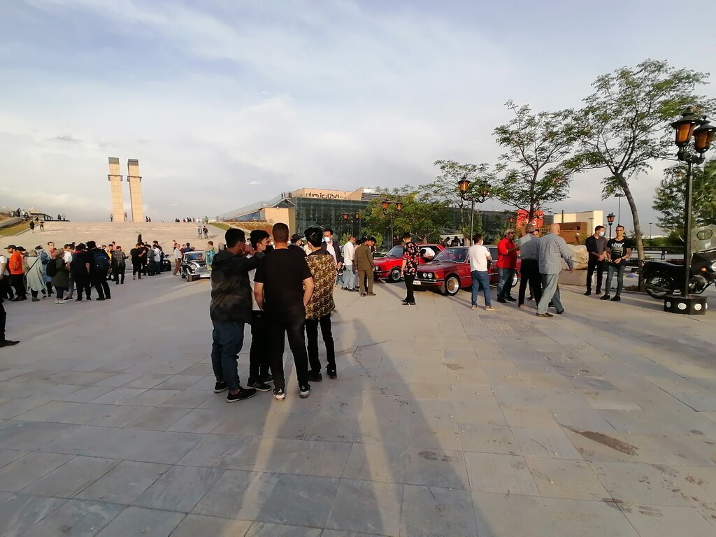 گردهمایی خودروهای کلاسیک در گذر فرهنگ | عکس‌ یادگاری شهروندان با ماشین‌های لوکس و قدیمی +تصاویر