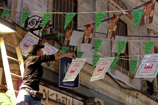 مسلمانان جشن مولود حضرت محمد را جشن می گیرند