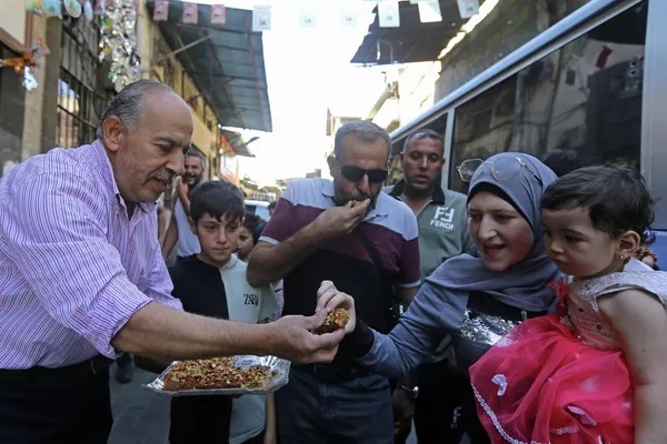 مسلمانان جشن مولود حضرت محمد را جشن می گیرند
