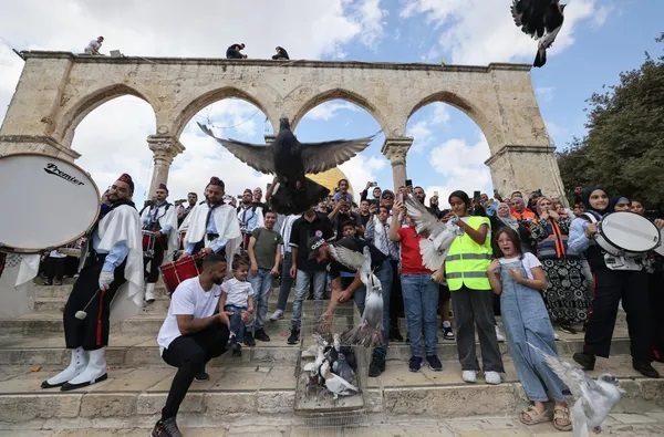 مسلمانان جشن مولود حضرت محمد را جشن می گیرند