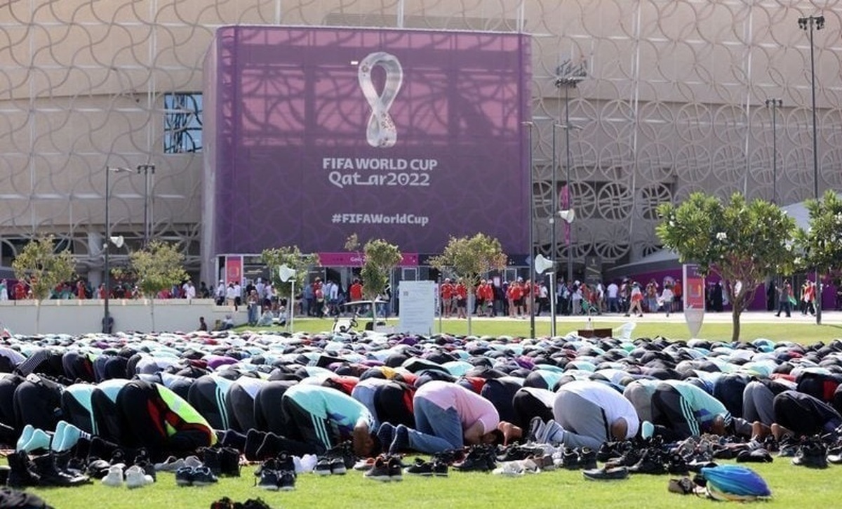 نماز جماعت قبل از بازی ایران ولز