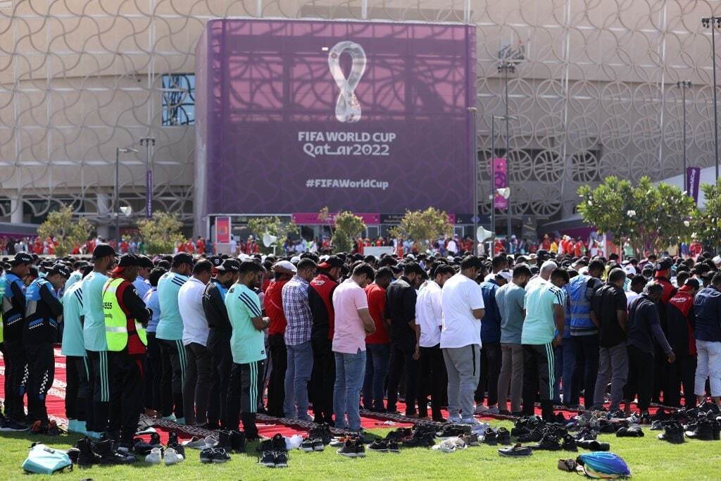 اقامه نماز جماعت قبل از بازی ایران ولز