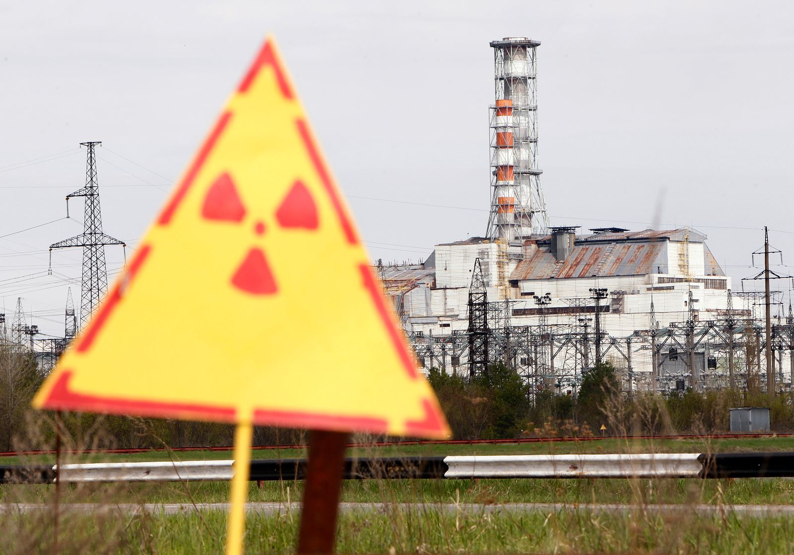 تابلوی خطر در نزدیکی نیروگاه اتمی چرنوبیل