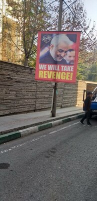 نصب بنر‌هایی در مقابل ۳ سفارت در ایران با شعار «انتقام می‌گیریم» +عکس