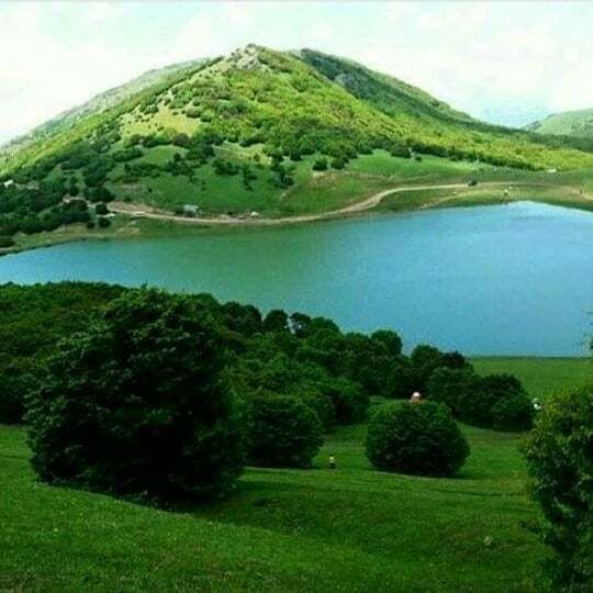 دریاچه شگفت انگیزی‌ که در میان چمنزارها مخفی است+ تصاویر