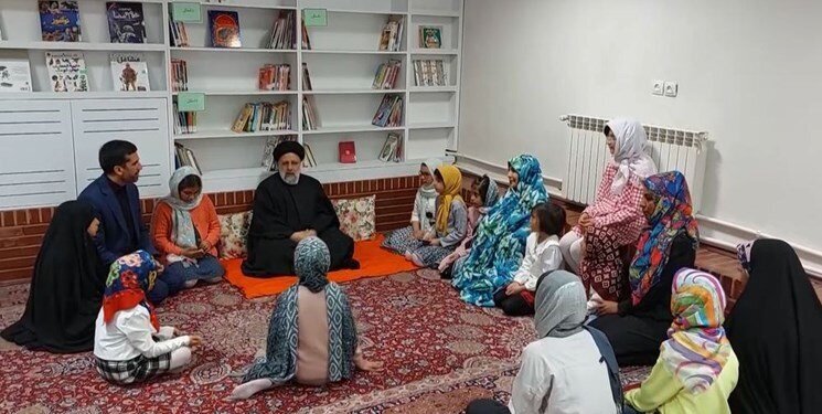 حضور رئیسی در یک مرکز دخترانه نگهداری کودکان فاقد سرپرست+ عکس