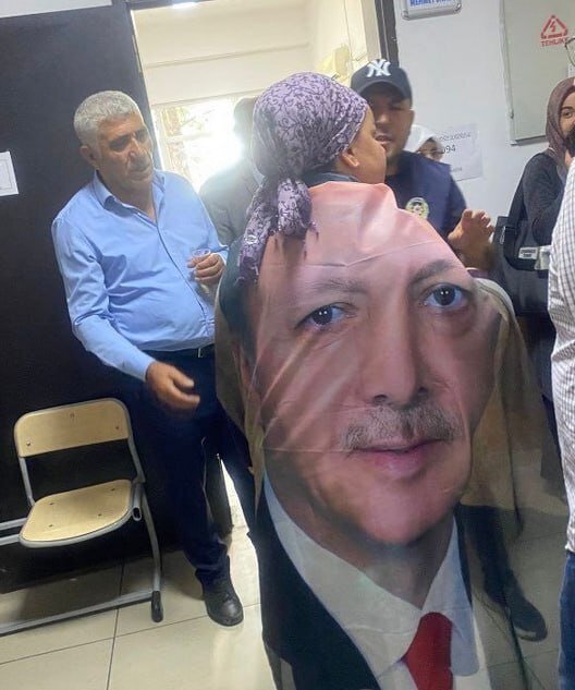 این زن در انتخابات ترکیه اجازه رأی دادن نداشت+ عکس