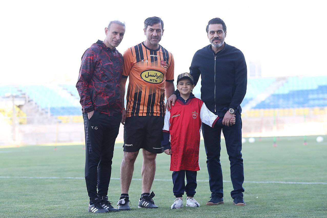 حضور کودک مبتلا به سرطان در تمرین امروز پرسپولیس+ عکس