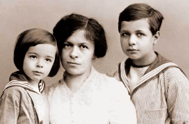 کوچکترین پسر آلبرت اینشتین و مادرش و برادرش